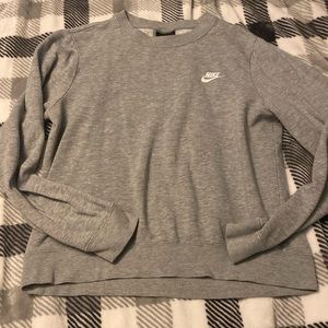 Med women’s Nike sweatshirt